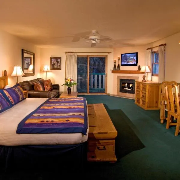 Alpine Village Suites, hotel en Red River