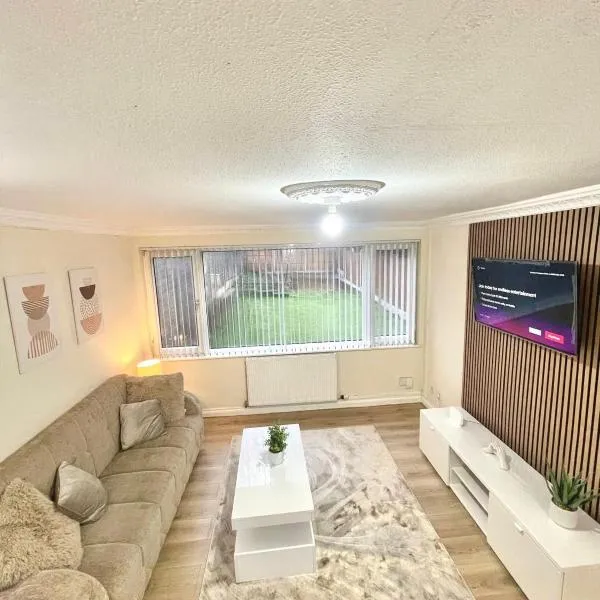 Glorious 4BR Home Family Group-Friendly HS2 NEC BHX, hotel in Birmingham