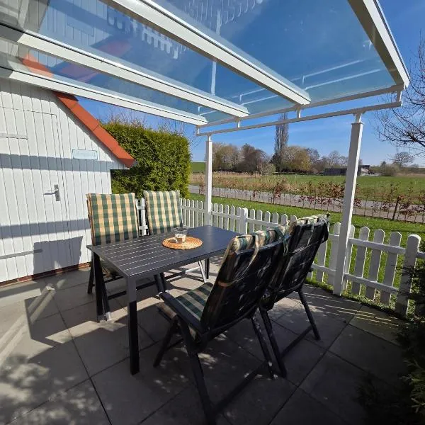 Ferienhaus Seemöwe mit Deichblick Butjadingen-Burhave, hotelli kohteessa Burhave