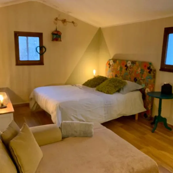 Chambre au calme dans maison avec vue, Hotel in Saint-Ambroix