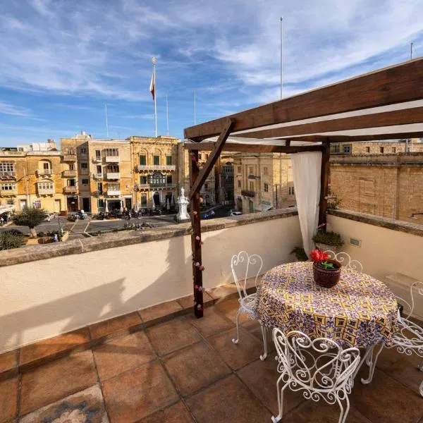 Birgu Square Townhouse, Rooftop & 3 Bathrooms, hotel in Birgu