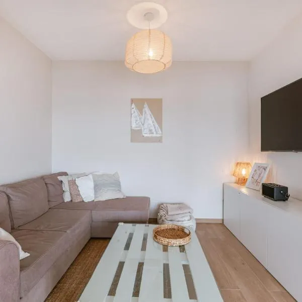 Modern Apartment with Balcony Near City Center, khách sạn ở Oostende