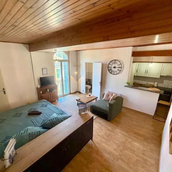 Lumineux studio en dernier étage, centre de Sospel, khách sạn ở Sospel