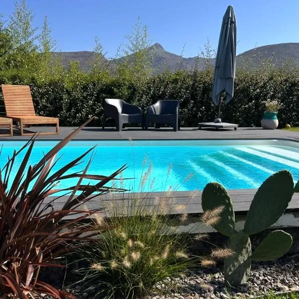 Chambre avec piscine, saison estivale โรงแรมในยูร์รูญ