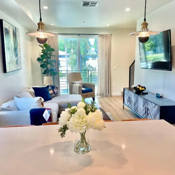 New Luxe 3B 3Bath Townhouse, Hotel in Sherman Oaks