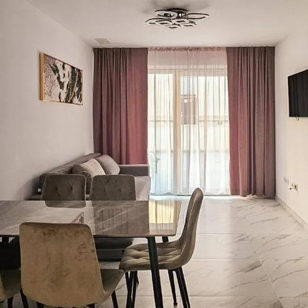 Luxury Beachfront Family Apartment, hotel a La Pineda