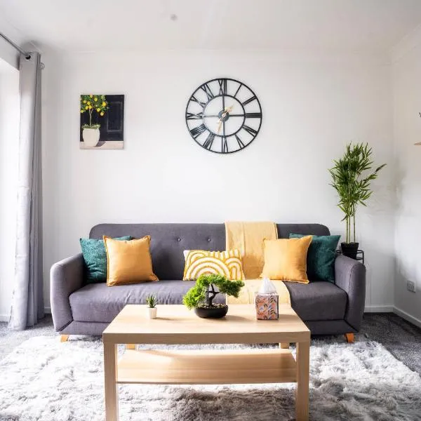 Modern Luxurious Apartment with Balcony, hotel u gradu 'Shenley Church End'