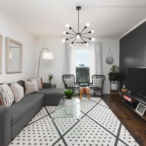 Home to the Stars on Music Row with Pool and Free Parking, Hotel in Nashville