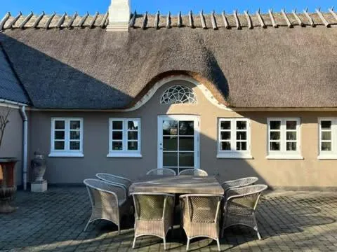 Romantisk bondehus, hotel en Strandby