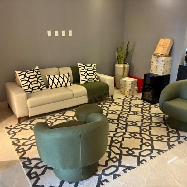 Casa com piscina, 3 suítes, 5 banheiros, área de lazer com churrasqueira, alto padrão, 500 metros do autódromo de Goiânia