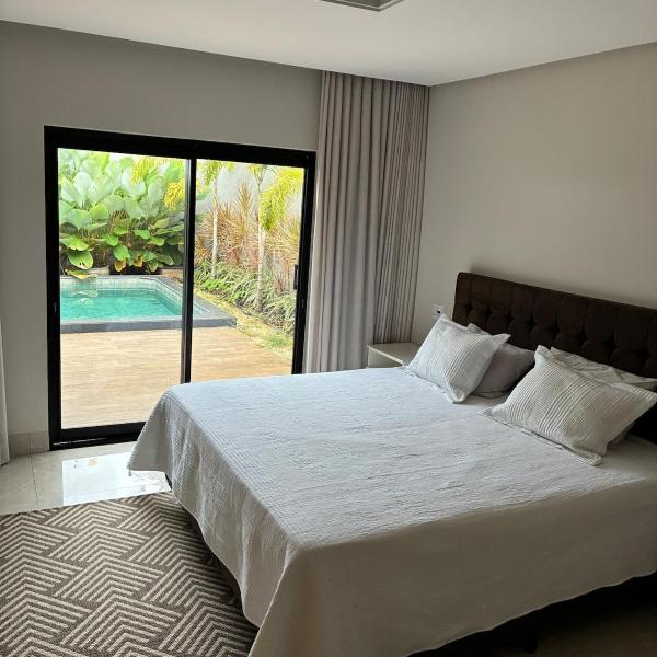 Casa com piscina, 3 suítes, 5 banheiros, área de lazer com churrasqueira, alto padrão, 500 metros do autódromo de Goiânia - Foto 2