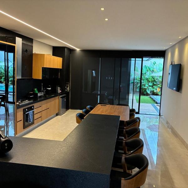 Casa com piscina, 3 suítes, 5 banheiros, área de lazer com churrasqueira, alto padrão, 500 metros do autódromo de Goiânia - Foto 5