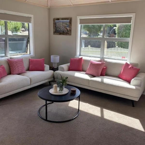 10 out of 10 Rated 3BR Home in the Heart of Clyde with Free Parking – hotel w mieście Clyde