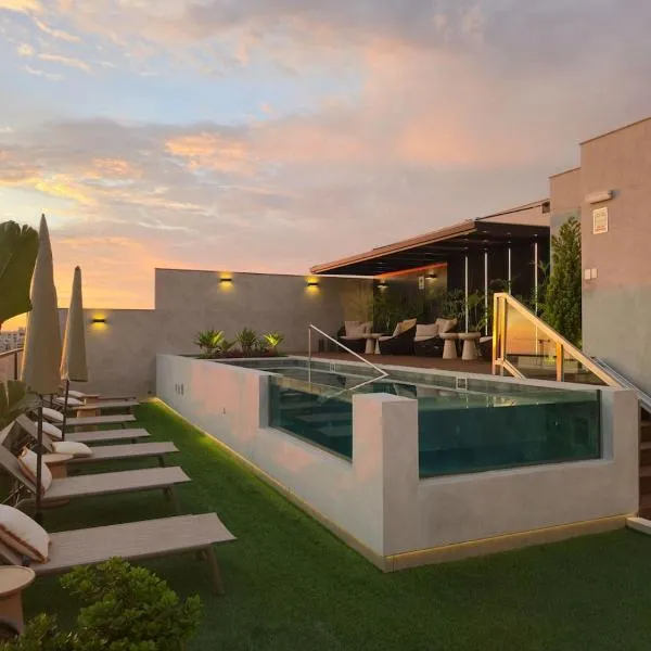 3BR Miraflores - Pool & Jacuzzi in the Heart of the City, hotel din Lima