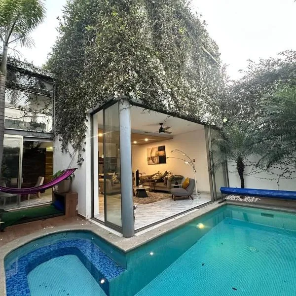 Beautiful House with Climate Pool and Jacuzzi, hotelli kohteessa Colima