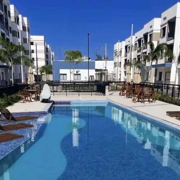 Apt grande ao lado da praia e com piscina