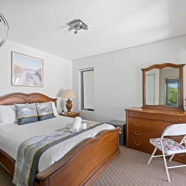Deluxe Waterfront Queen Room in Caringbah South - Gorgeous Views All Around - Shared Bathroom, Hotel in Lilli Pilli