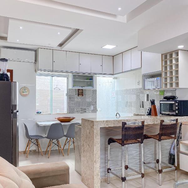 Casa Duplex 2 quartos com ar condicionado, sala, cozinha completa e internet privativa, a 80m metros da Praia de Taperapuã. Residencial Vila dos Diamantes, condomínio com piscina, 1 vaga de garagem e área gourmet - Foto 5