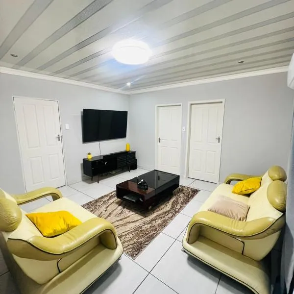 Modern Comfort, Easy Access Everywhere, hotel sa Vanderbijlpark