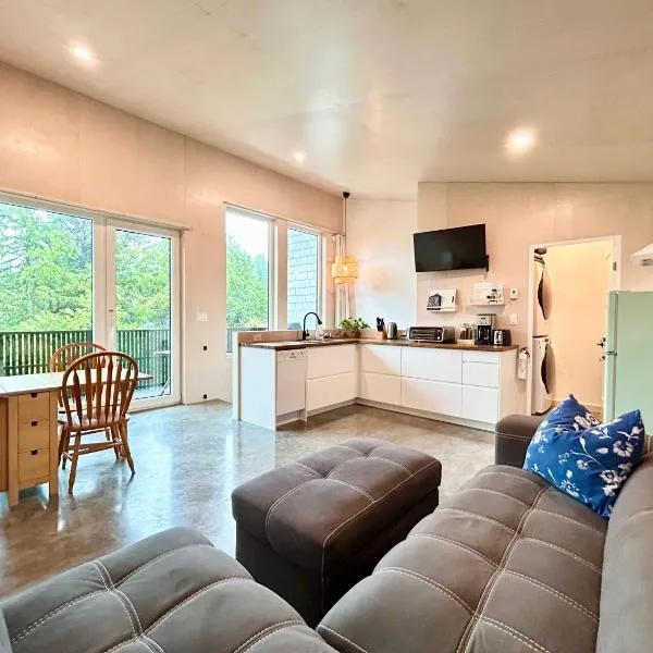 WHITE HAUS w private sauna and close to beach, hotel di Ucluelet