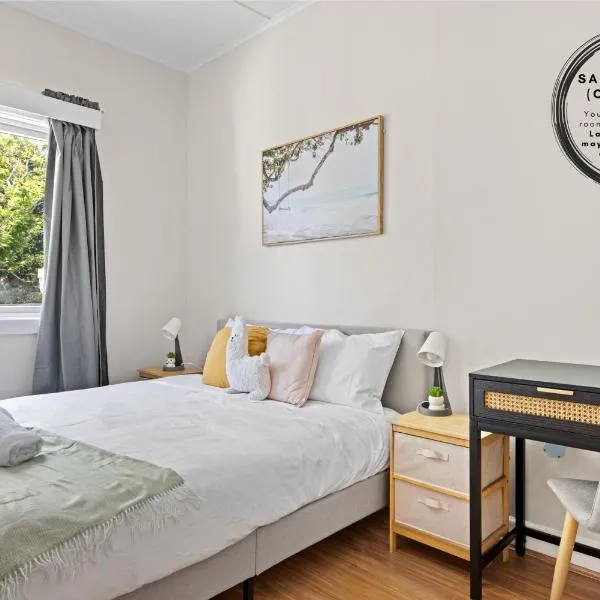 Rustic Queen Room in Glebe - Next to USYD - Shared Bathroom, hotel v destinaci Sydney