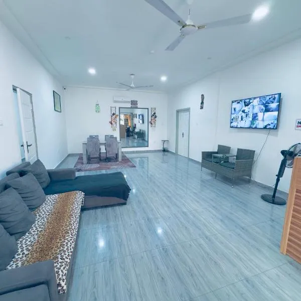 Rakka Guest House, hotell i Adentan