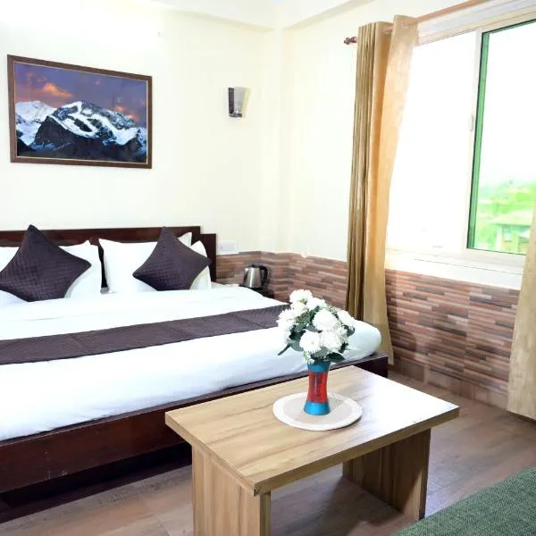 Panch Aarohan Hotel King, hótel í Pithorāgarh