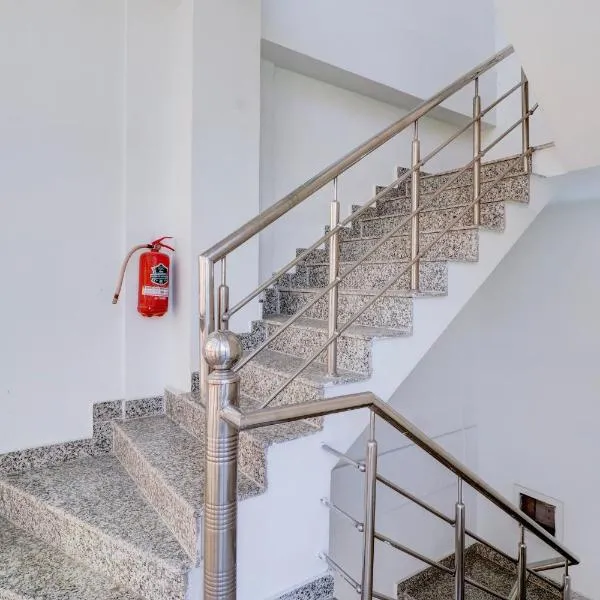 Super Hotel O Shimla Bypass Road ISBT Dehradun Formerly Benison Guest House, hotel u gradu 'Dehradun'