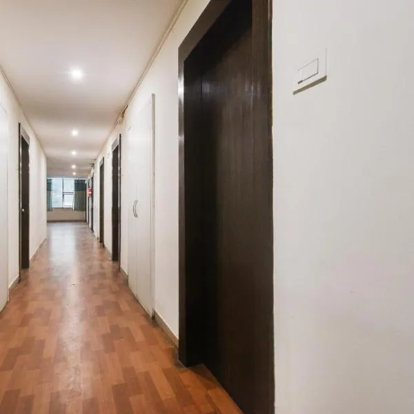 Super Townhouse HITEC City Metro Station Formerly JKC Grand，Madhapur的飯店