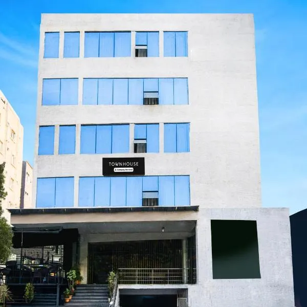 Super Townhouse HITEC City Metro Station Formerly JKC Grand: Madhapur şehrinde bir otel