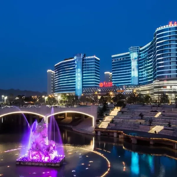 Zhangjiajie में, होटल Sky Realm Grand Hotel-English-speaking service on site - 2-min walk to Tianmen Peaks Cable Car - National 5-Deluxe Hotel -Free buffet breakfast - Free travel info