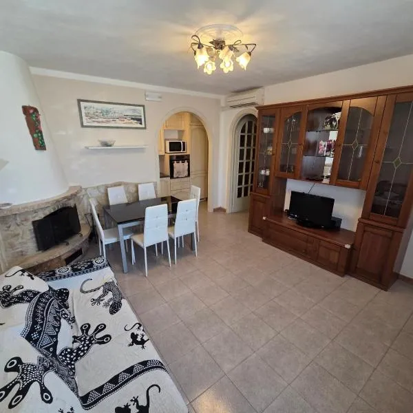 Appartamento sulle colline Toscane a 10 km dal mare, hotel v destinaci Montescudaio