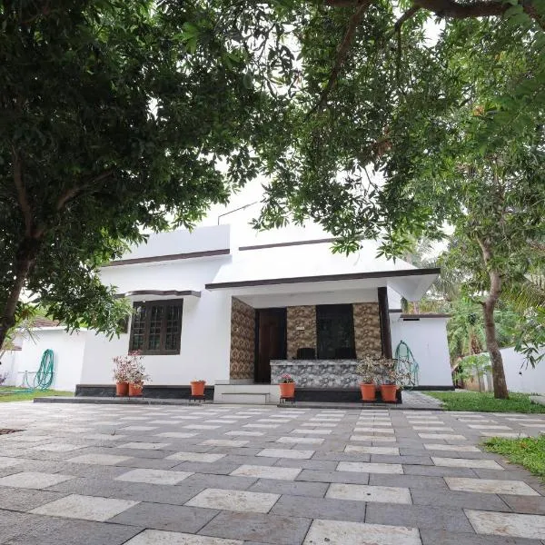 Adam house, Near Kappil Beach, Varkala, Kerala, хотел в Kappil