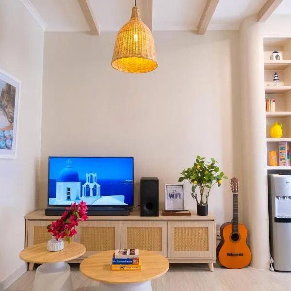 2BR City Center Stay - Santorini Style, Near MRT, Sudirman Park area, hotel din Jakarta