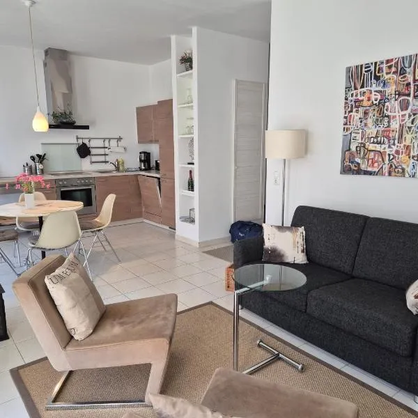 Viesnīca Modernes Appartment, 3 Gehminuten zum Strand, Pool+Sauna pilsētā Cempine