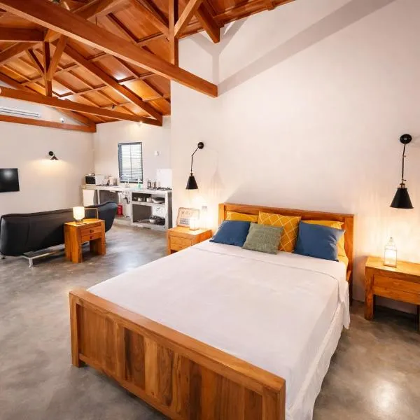 Coconut Lodge Open-Plan Suite with Kitchen, Indoor & Outdoor Showers & Infinity Pool, hotel in Cap Malheureux