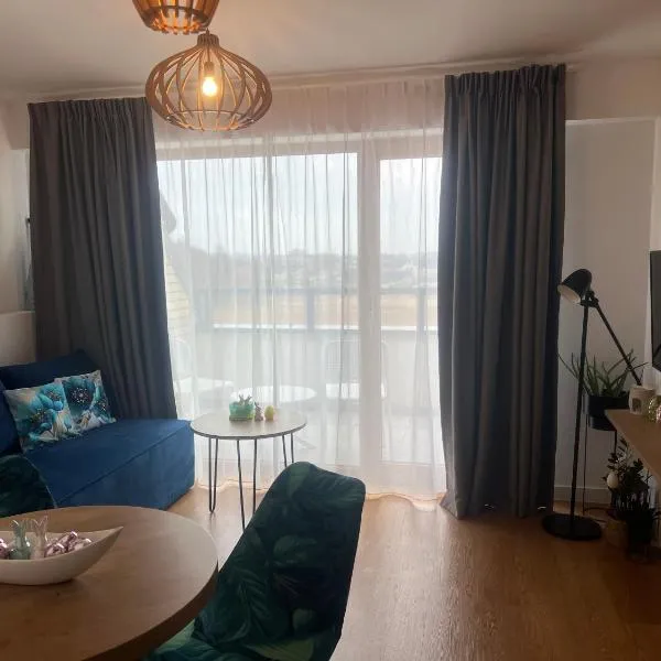 Apartament Niebieski Centrum Sarbinowo w budynku z restauracją i bezpłatnym parkingiem, hotel em Sarbinowo