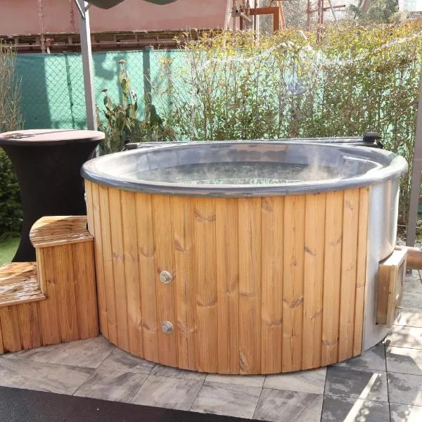 Relax dům s koupacím sudem a grilem Plzeň, Hotel in Radčice
