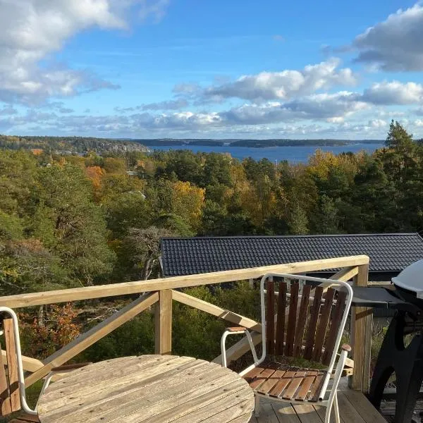 Idyllic Archipelago cottage with a sweeping sea view, hotel en Brevik