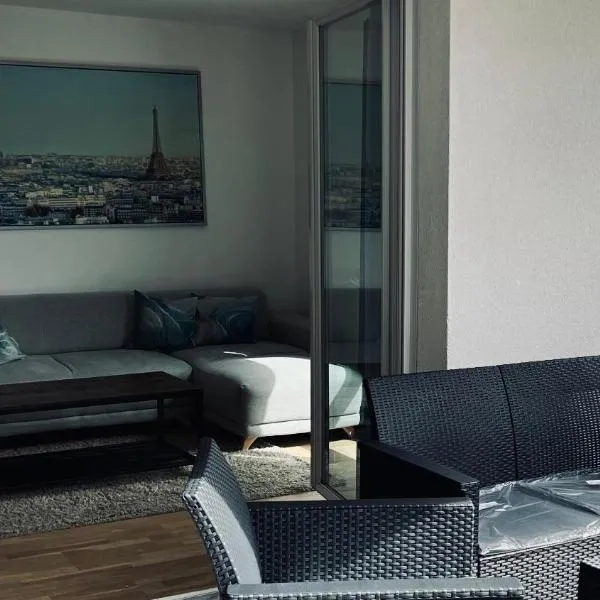 Lumière Parisienne Spacious 2BR Apartment with Terrace Free Parking Near Metro Line 13, hotel em Malakoff