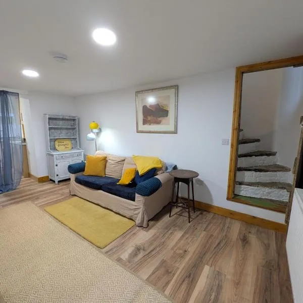 Bright cottage, sleeps 4, near trails, own parking, hotel v destinaci Abercarn