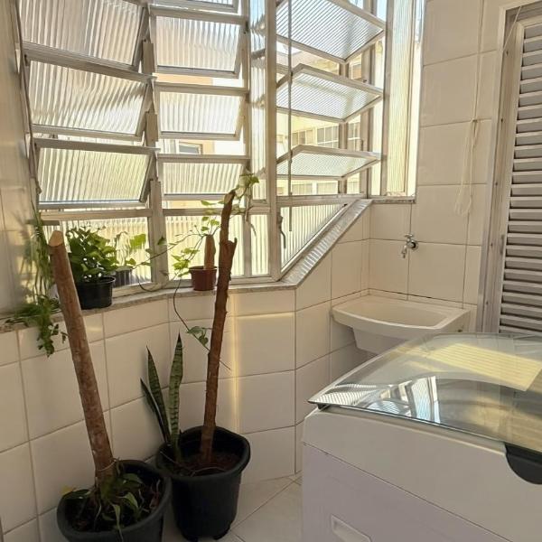 Suíte Copacabana 1 quadra praia apt compartilhado - Foto 3
