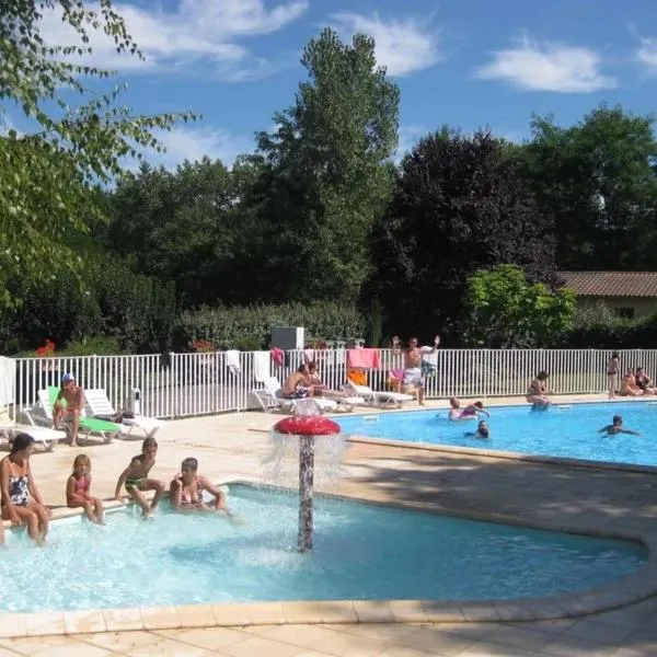 ZEcamping 3 animé piscine à 1km de la plage dog friendly club enfant, hotel in Thiviers