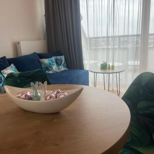 Apartament Niebieski Centrum Sarbinowo w budynku z restauracją i bezpłatnym parkingiem, מלון בסרבינובו