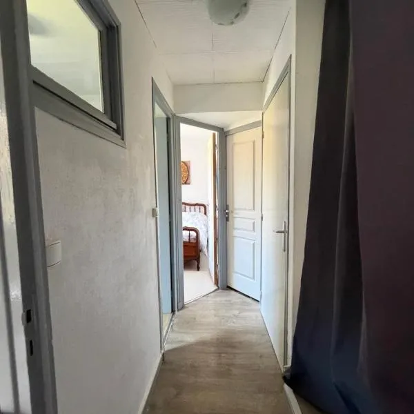 Appartement indépendant dans 1 maison de campagne, Hotel in Esterençuby