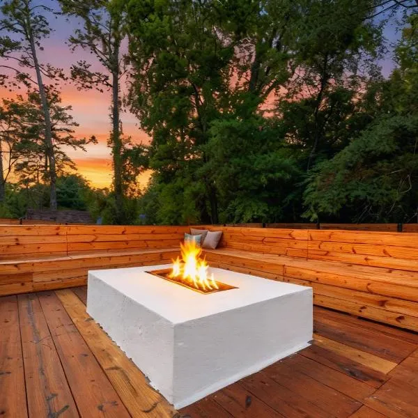Brand New Cozy FirePit Home Near Fort Moore, hotel in Columbus