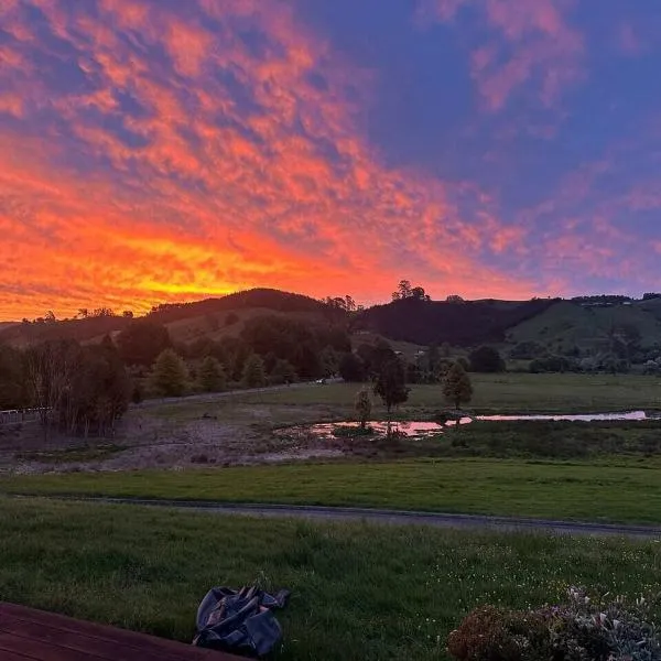 Cosy Tauranga River Cottage with Rural Outlook, hotel in Tauranga