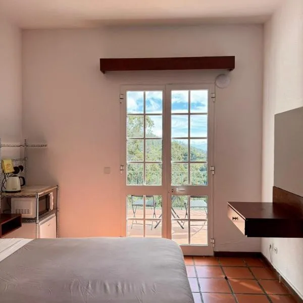 Habitación con terraza privada y vista a Funchal, hotel a Estrela