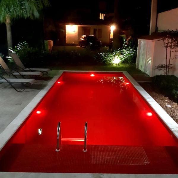 Casa da piscina vermelha