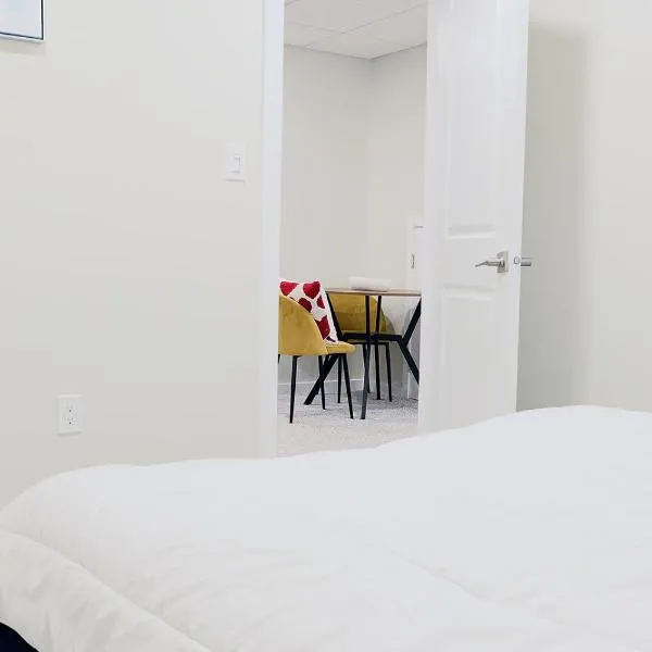 Cozy & Stylish Basement in Bonavista Winnipeg, khách sạn ở Winnipeg